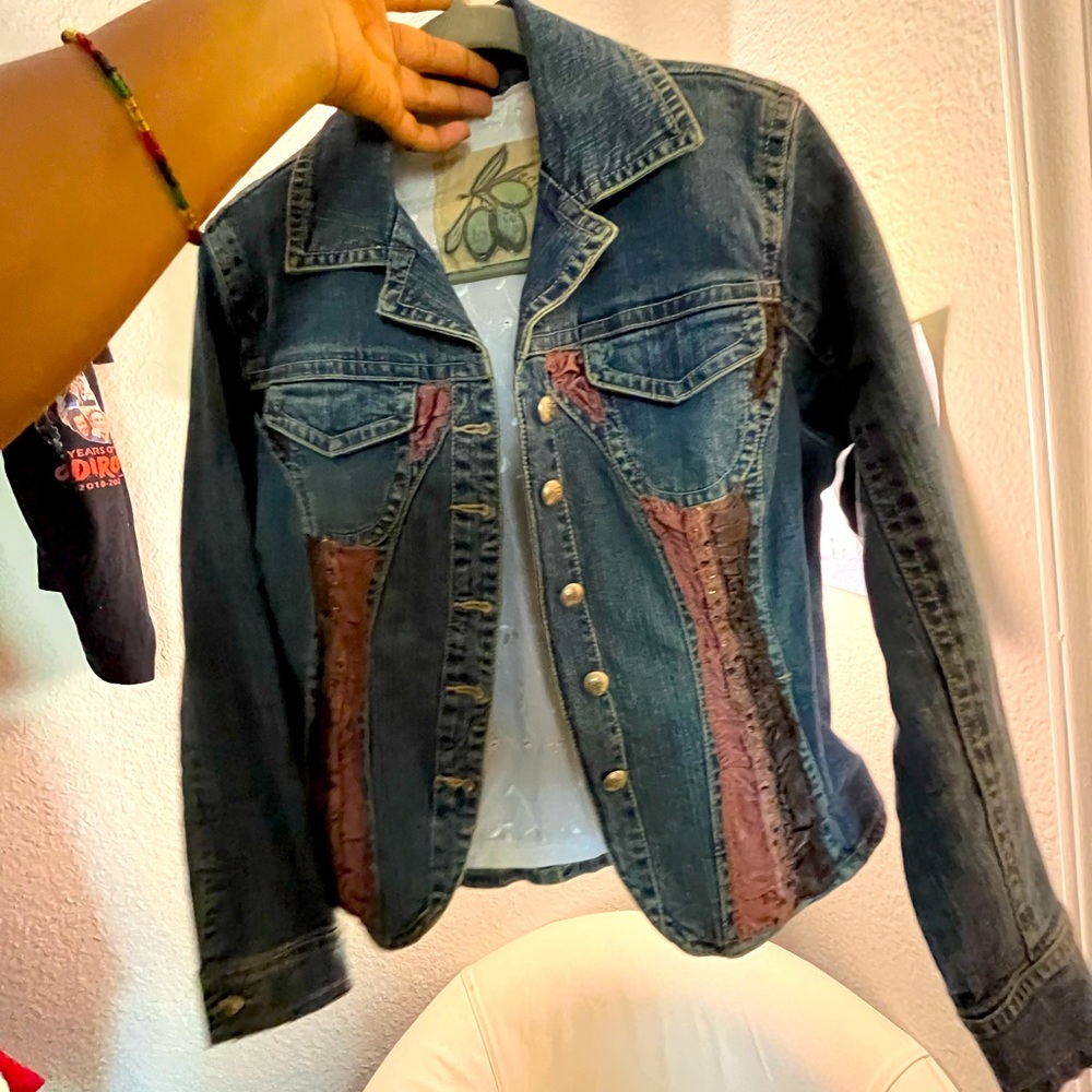 Vintage authentic y-2k embroidered and lined denim jacket!